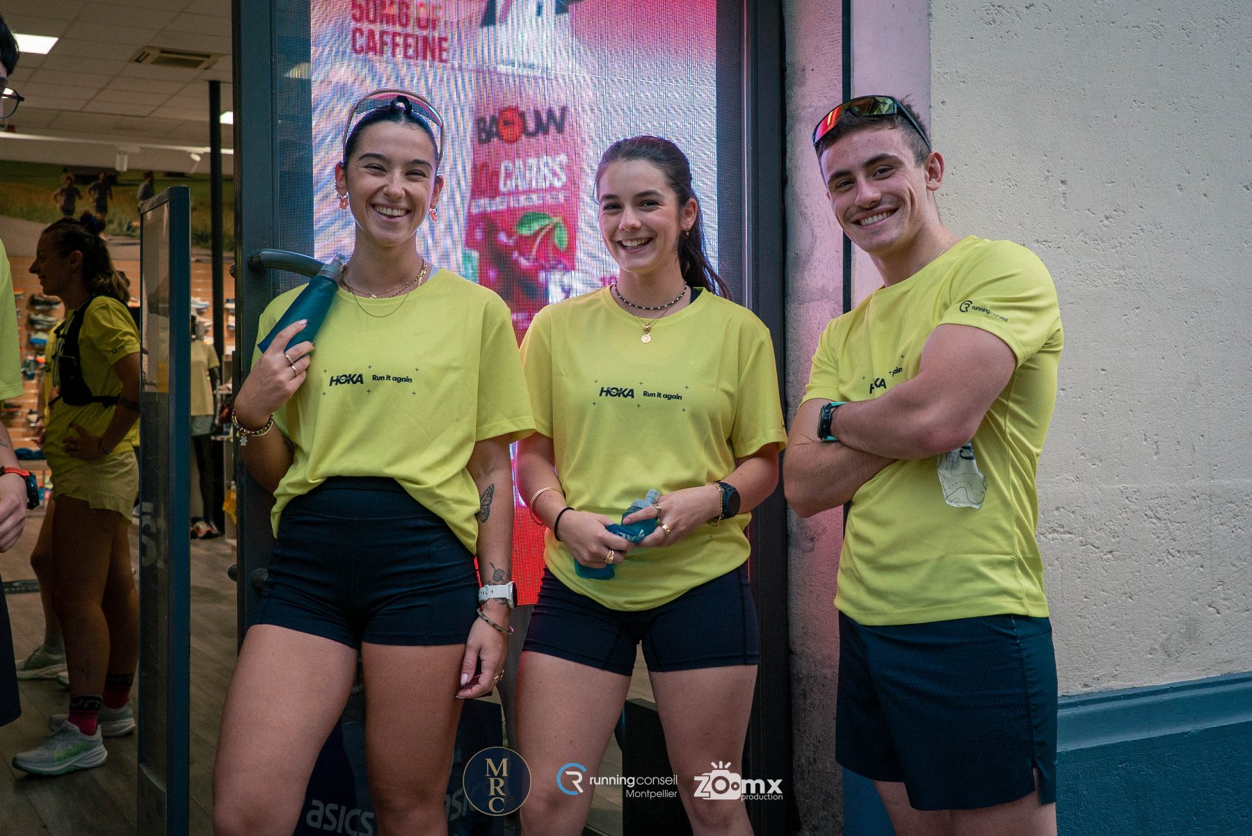 Trois coureuses souriantes en tee-shirts jaunes