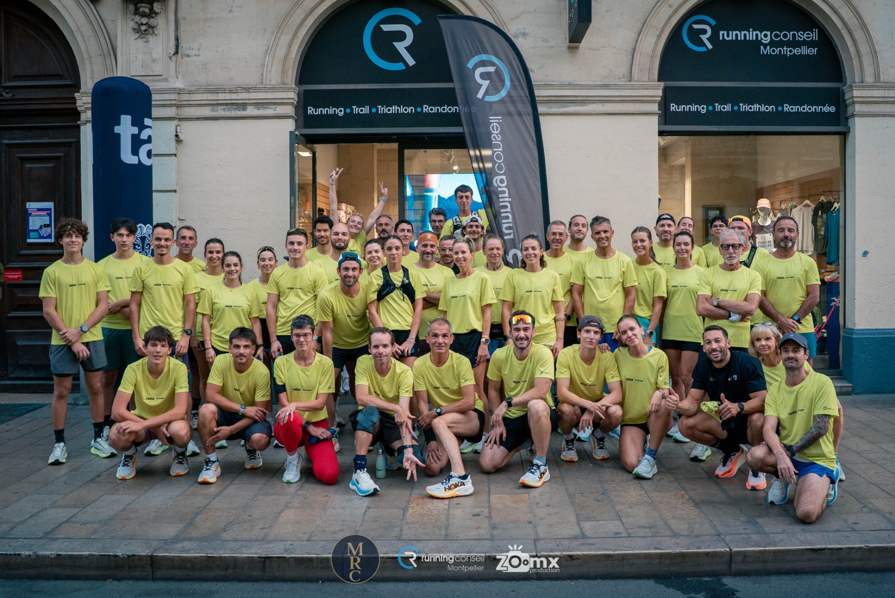 Groupe de coureurs devant le magasin Running Conseil Montpellier