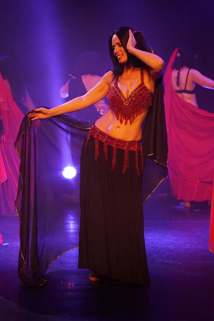 Danseuse sous une lumière violette