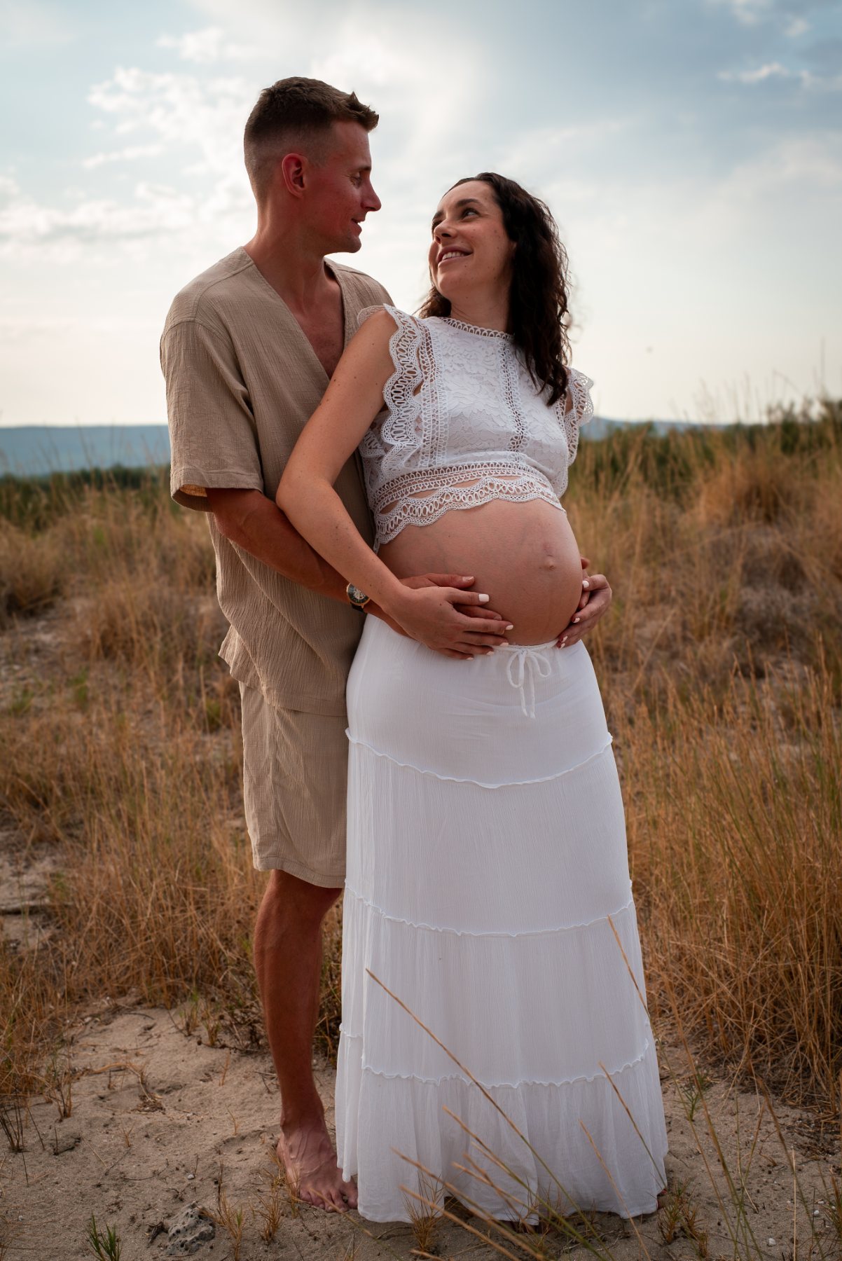 Future maman et son conjoint dans les dunes