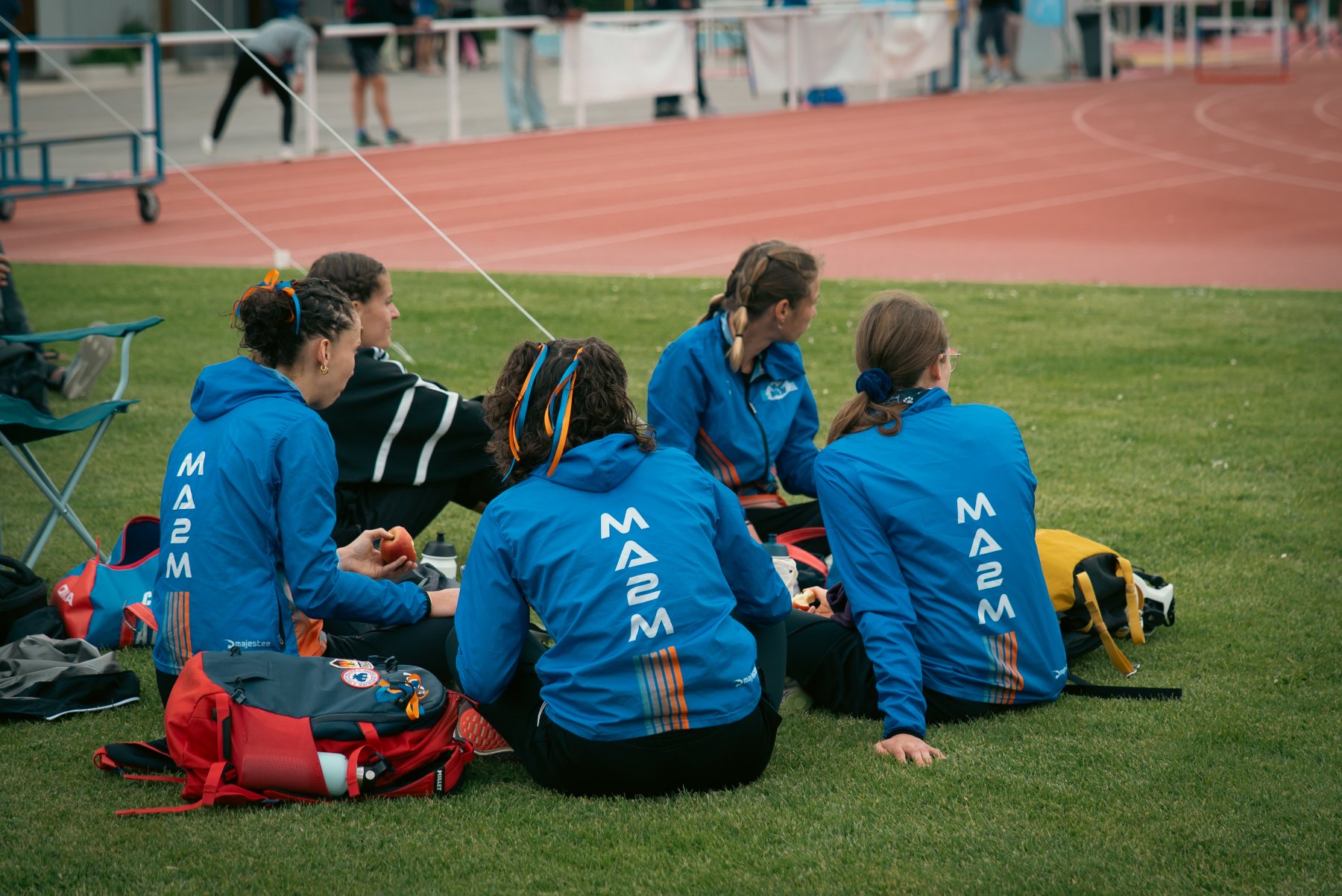 Athlètes d'un club en tenue, réunis au bord de la piste, par Zoomx Production
