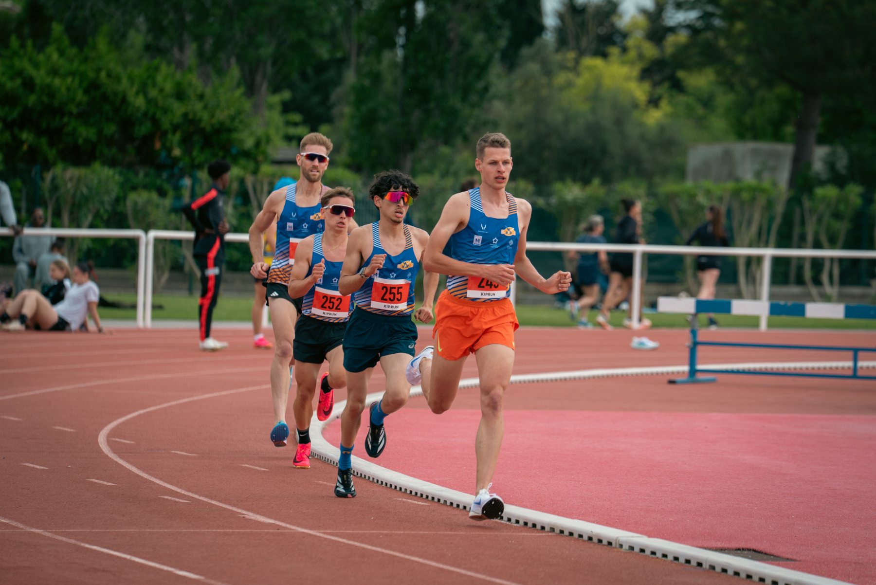 Course de demi-fond sur piste lors des interclubs, photographiée par Zoomx Production